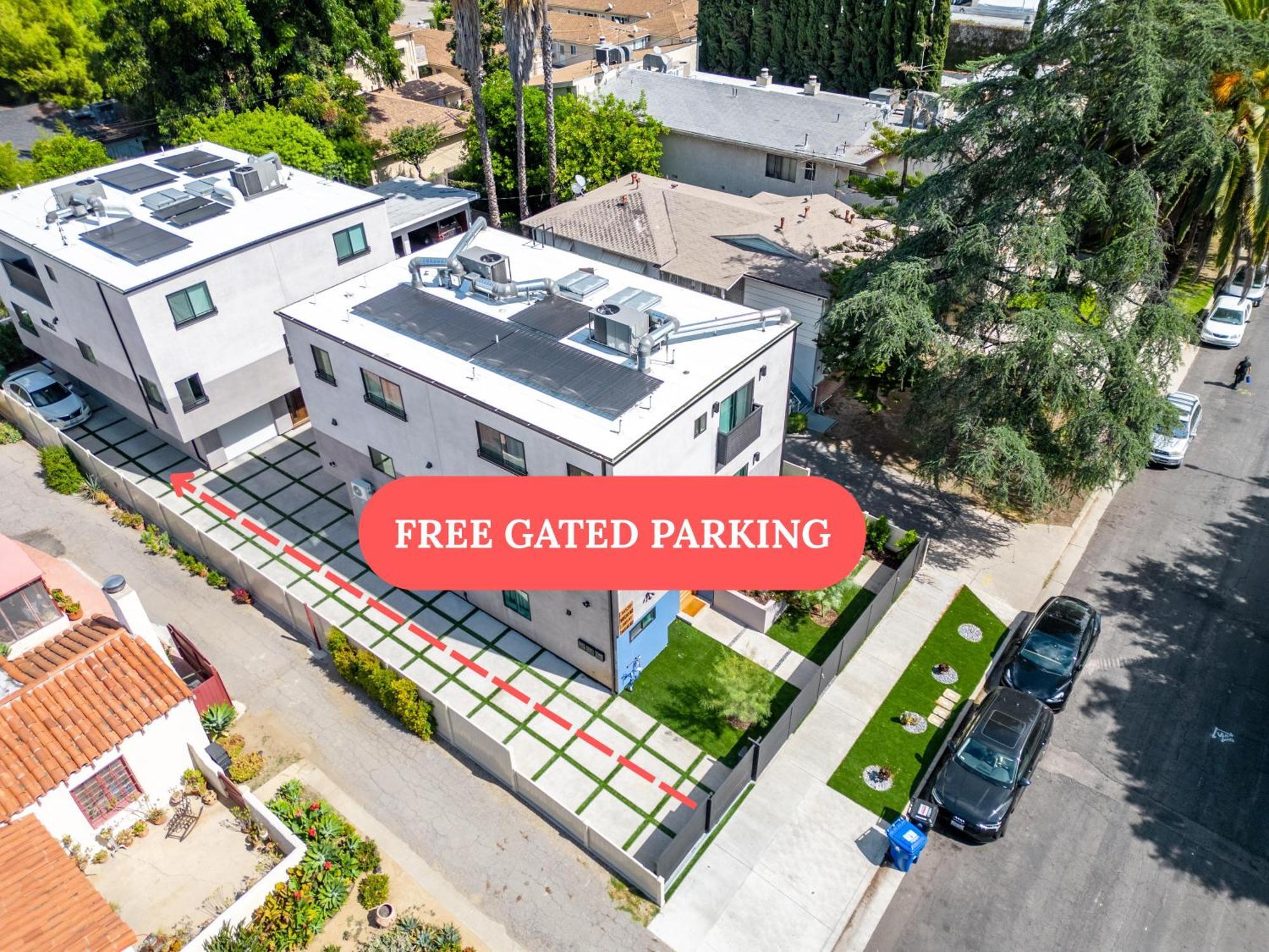Stylish Sherman Oaks Townhouse 3bed + 3.5bath Master Apartment